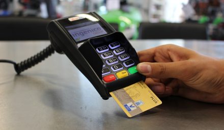 Jak wybrać kartę kredytową i z niej rozsądnie korzystać?