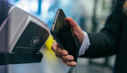 Płatności mobilne cieszą się coraz większą popularnością. Na ile ta metoda jest wygodna i bezpieczna?
