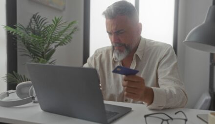 Chargeback – co to jest, jak działa i jak odzyskać pieniądze na kartę?