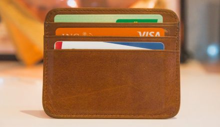 Visa, czy Mastercard - wybór karty płatniczej.