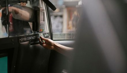 Zastrzeżenie karty, a blokada karty – czym się różnią i co powodują?