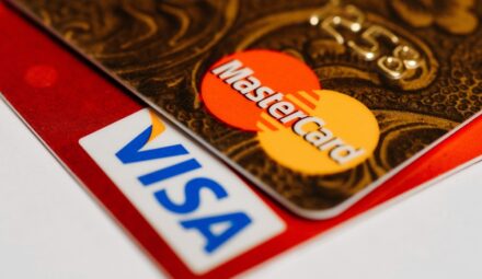 Visa, czy Mastercard - którą kartę wybrać?