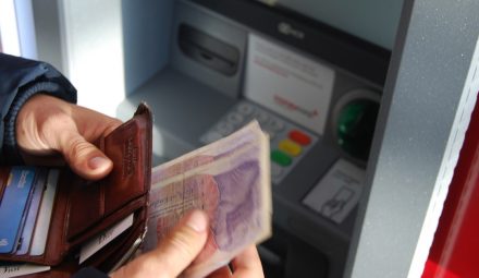 Jak wpłacać pieniądze na konto?