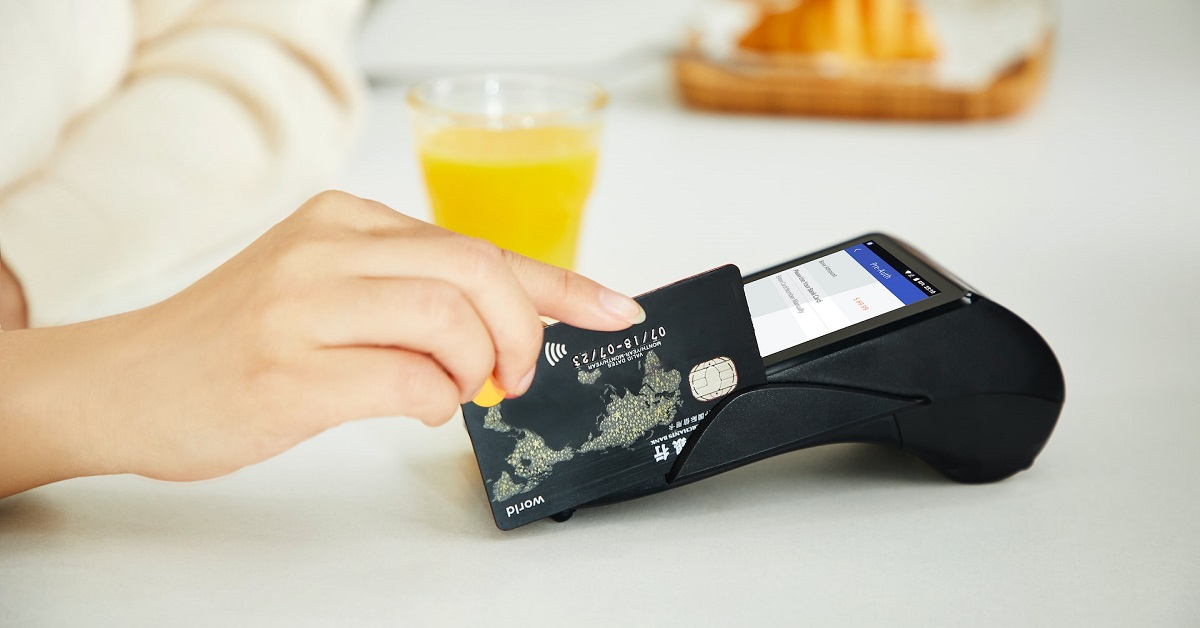 Karty płatnicze w praktyce – analiza funkcjonalna kart kredytowych i debetowych