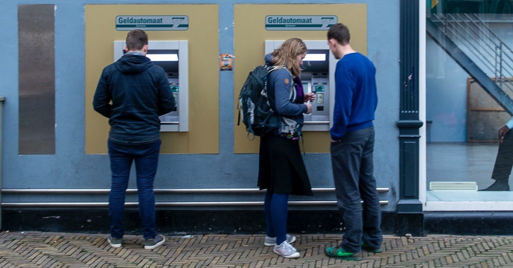 Jak wypłacić pieniądze z bankomatu