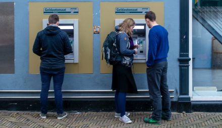 Jak wypłacić pieniądze z bankomatu?
