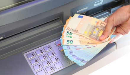 Wypłata w polskim bankomacie z zagranicznego konta wraz z alternatywami