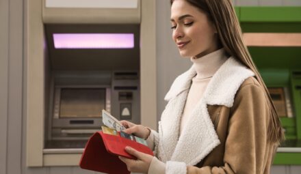 Wypłata z zagranicznego konta w Polsce. Jak uniknąć prowizji i złego kursu?