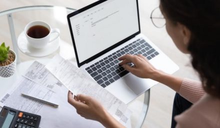 Co to jest saldo konta? Dlaczego saldo to co innego niż środki dostępne na koncie?