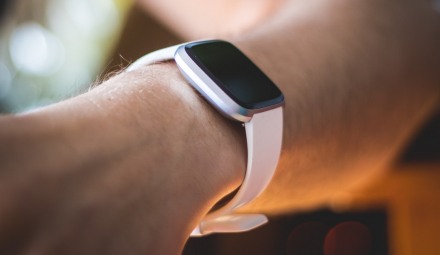 Jak korzystać z płatności zbliżeniowych Fitbit Pay?