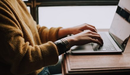 Przelew na konto oszczędnościowe - czy jest on możliwy i jak go wykonać?