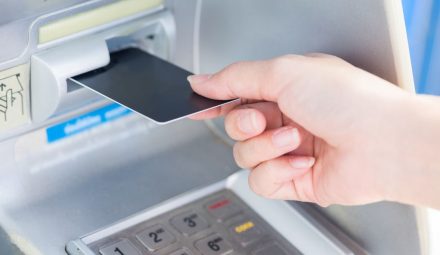 Kiedy pieniądze wpłacone we wpłatomacie znajdą się na Twoim koncie?