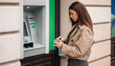 Kiedy pieniądze z wpłatomatu są na koncie? Czas księgowania