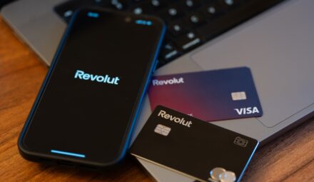 Revolut czy karta wielowalutowa? Co się bardziej opłaca?