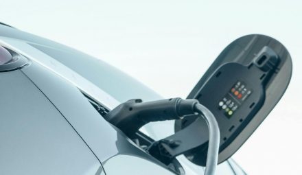 Terminale płatnicze w stacjach ładowania samochodów elektrycznych. Nowy przepis od kwietnia