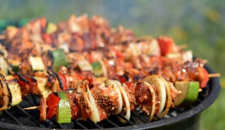 Tegoroczna majówka może być tańsza niż przed rokiem. Tak uważają analitycy Banku BNP Paribas