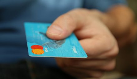 Jakie są rodzaje kart płatniczych? Czym różnią się karty bankowe?