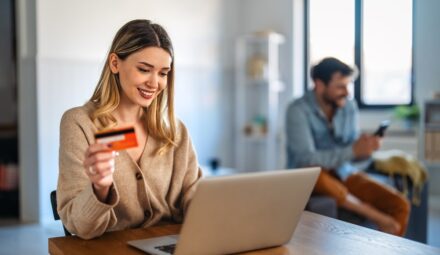 Ile się czeka na kartę do konta? Czas oczekiwania w 10 bankach