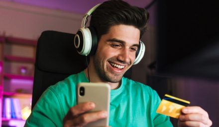 Rekordowy wzrost transakcji kartami w Internecie. Dane Narodowego Banku Polskiego