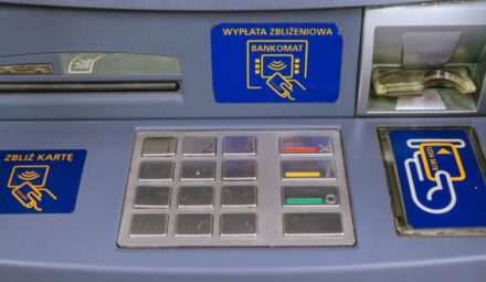 Protest sieci Euronet. Ogranicza kwotę wypłaty z bankomatu