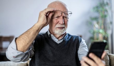 Seniorzy obawiają się oszustwa podczas korzystania z bankowości internetowej. Wskazują obszary do poprawy