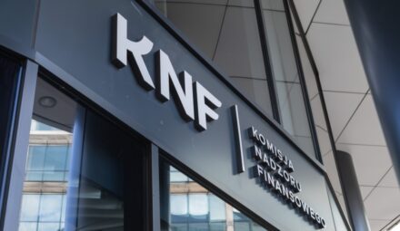 Hurtowe decyzje Komisji Nadzoru Finansowego. Dotyczą prezesów trzech dużych instytucji