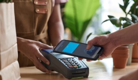 Cyfrowe metody płatności coraz popularniejsze w Polsce. Badanie Adyen Retail Report