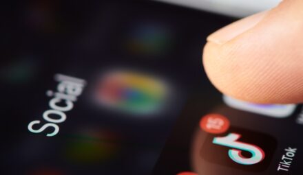 Oszustwo na Teslę. Nowy sposób cyberprzestępców na TikToku