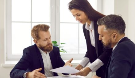 Niepokojące dane związane z umowami kredytowymi. Prawie 80% Polaków nie rozumie, co podpisuje