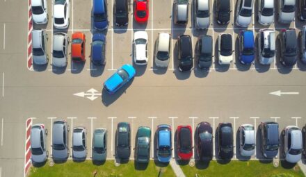 UOKiK skontrolował parkingi i myjnie samochodowe w Polsce. Nie jest dobrze