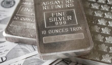 Srebro najdroższe od dekady. Długoterminowy optymizm