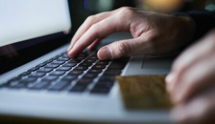 Nowy poziom kreatywności oszustów. Podszywają się również pod adres banku