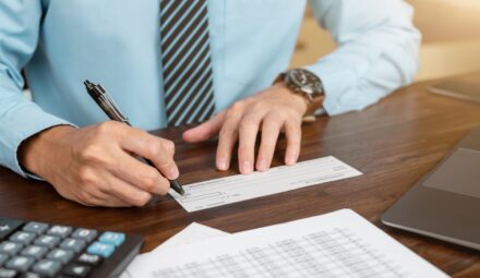 Co to jest czek bankowy? Jak przebiega realizacja czeku?