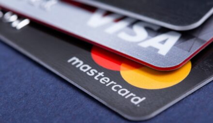 Liczba kart płatniczych w Polsce spadła. Dane NBP za III kwartał 2024 roku