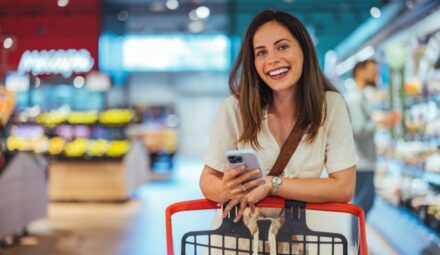 Smartfon jak portfel? Staje się niezbędny podczas zakupów stacjonarnych