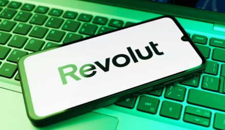 Jak przelać pieniądze na Revoluta? Proste sposoby zasilenia konta