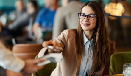 Jak płacić telefonem? Wszystko, co musisz wiedzieć o płatnościach zbliżeniowych