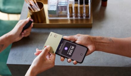 Funkcja Tap to Pay na iPhone w Polsce. Informacja Adyen