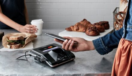 Metody płatności. Polacy cenią swobodę wyboru. Badanie Mastercard