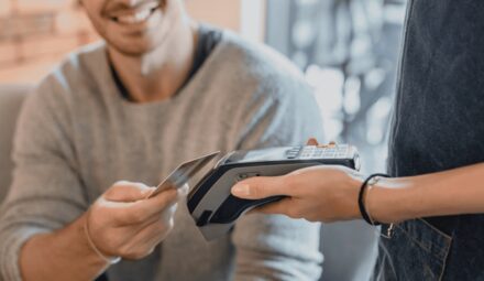Szybkie płatności elektroniczne dominują w e-commerce. Badanie Banku Millennium