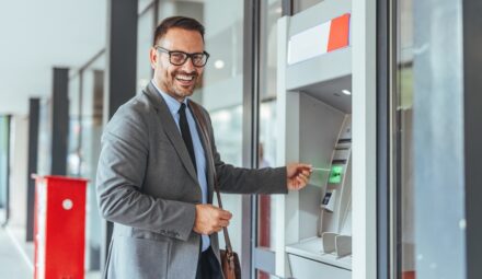 Jakie są prowizje za wypłaty z bankomatów w 2026 roku?
