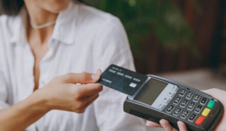 Płatności bezgotówkowe z największą popularnością wśród Polaków. Badanie IBRiS