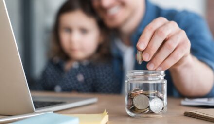Jak odkładać pieniądze dla dziecka, aby w dorosłym życiu miało wsparcie finansowe?