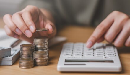 Przenoszenie oszczędności domeną Polaków. Robi tak coraz więcej z nas