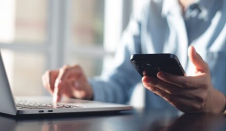 Aplikacje mobilne sposobem Polaków na bankowanie. Raport ZBP