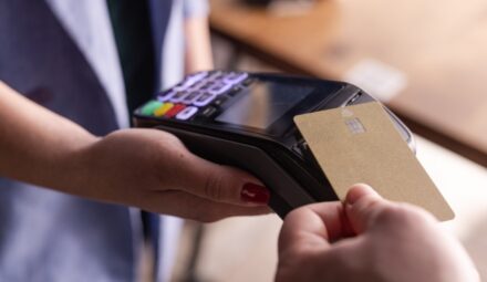 Płatności kartą zainteresują Urząd Skarbowy? Ministerstwo Finansów uspokaja