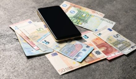 Przelew na telefon z Hiszpanii do Polski. BLIK testuje nowe rozwiązanie