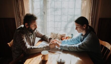 Trudna sytuacja finansowa i sposoby na walkę z nią. Opinie Polaków w badaniu dla Santander Consumer Banku