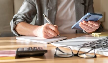 Okres karencji w promocjach bankowych – co to jest i jak go liczyć?