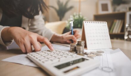 Poduszka finansowa – co to jest, ile powinna wynosić i gdzie ją trzymać?